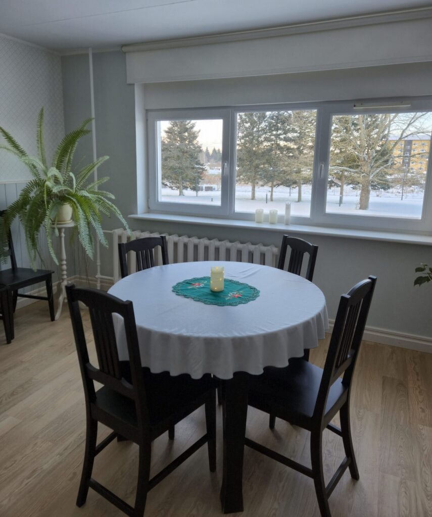 Ühiskasutatav külalistetuba Viiratsi Hoolekandekeskuses rahulikus ja valgusküllases keskkonnas