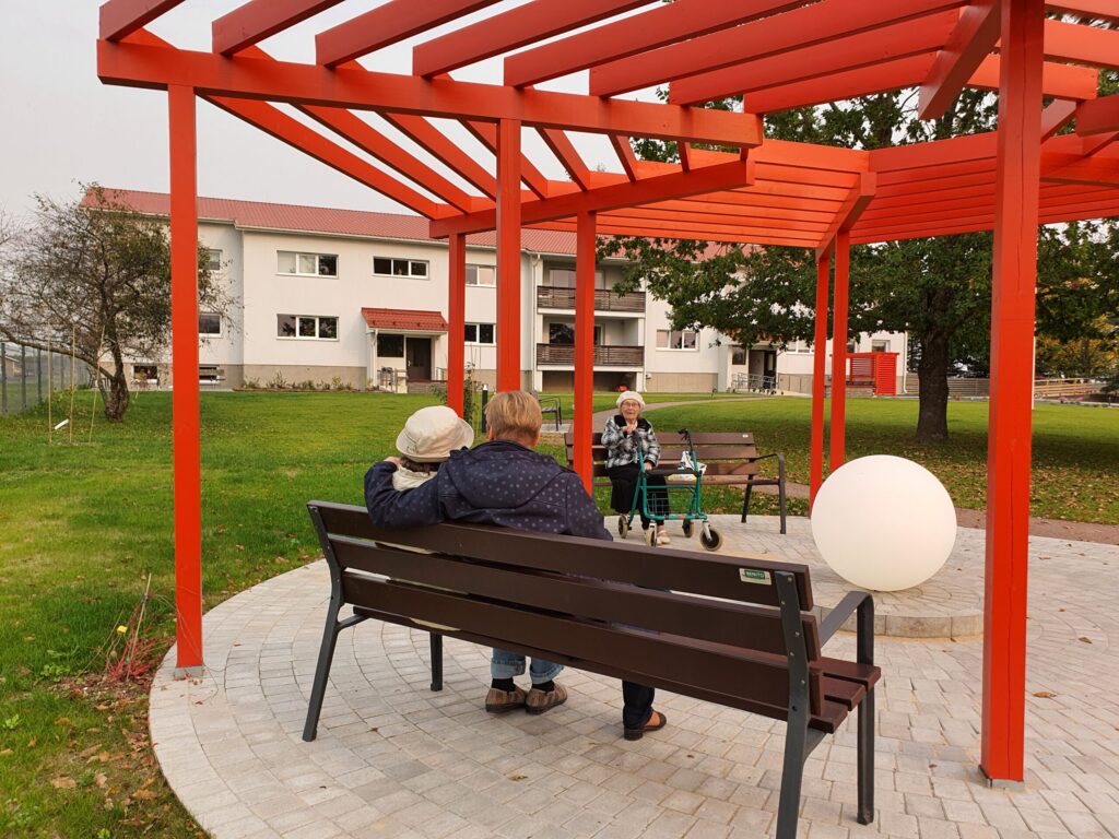 Viiratsi Hoolekandekeskuse elanikud veedavad aega õues ja istuvad koos hoovi puhkealal